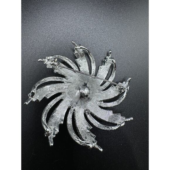 Signed Sarah Coventry modernist flower brooch silver tone with central Pearl - Picture 3 of 5